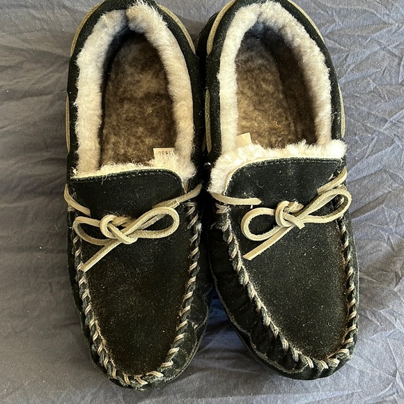 L.L.Bean Men’s Wicked Good Moccasins Black Size 8 M Slippers, real lambs fur - Picture 1 of 6